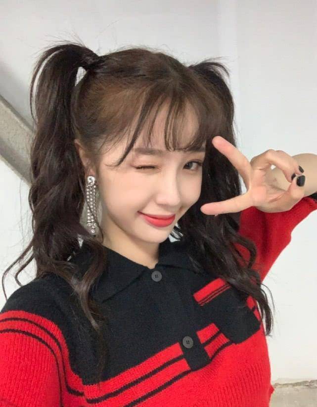 《青你2》不止虞书欣是最讨喜的,有谁注意过赵小棠的微博简介,认真的?