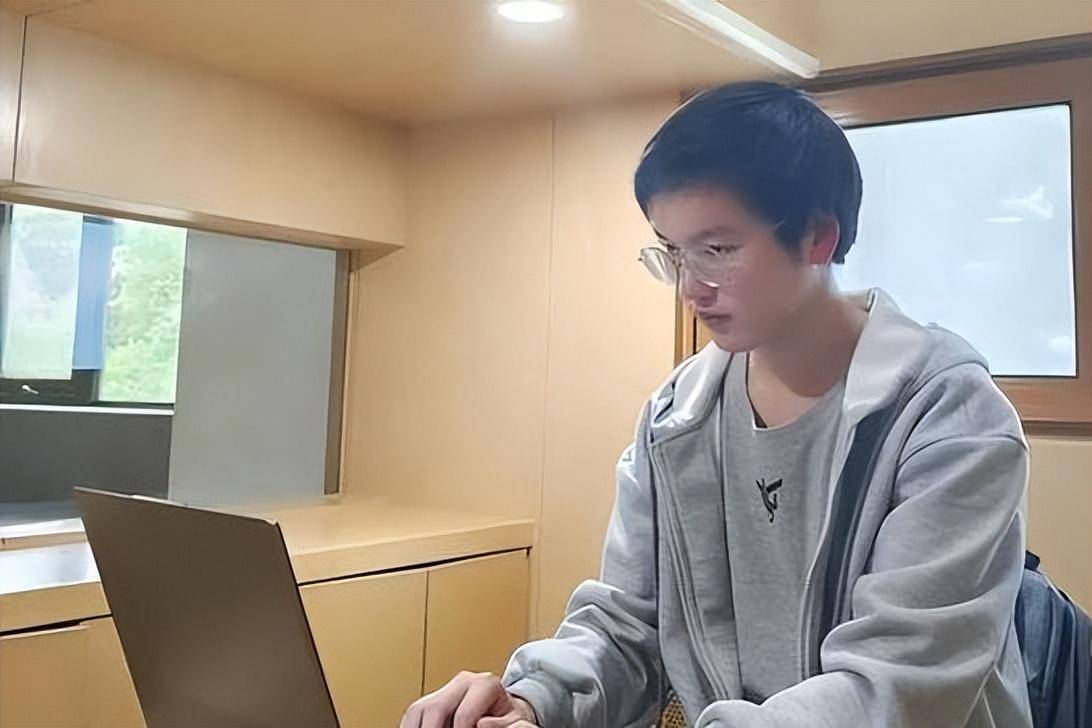 考虑到林万东的家庭情况,清华大学给他免除了学费,额外给了他补助金.