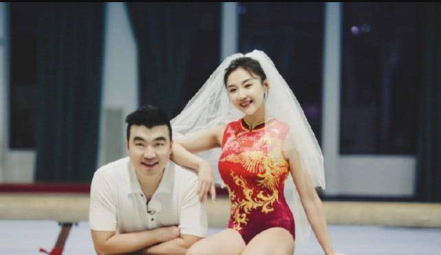 何雯娜昔日练习体操的体操馆,为了能让婚纱照拍起来更好看,梁超也需要