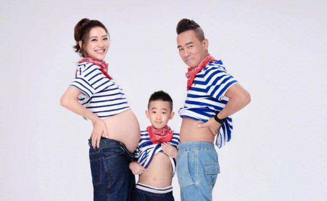 合照,二儿子小手小腿胖嘟嘟超想摸,应采儿意外出镜_照片_节日_jasper