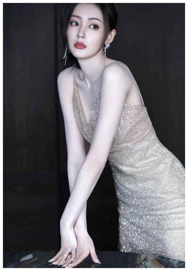 除了在影视作品中的出色表现,张天爱还展现出了自己的敬业精神和对待