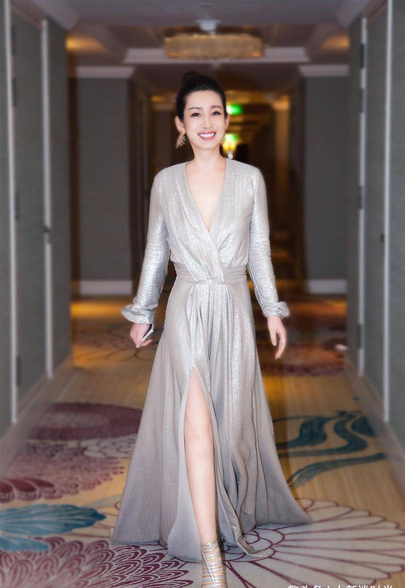 秦海璐中年时期愈发时尚,深v时尚裙也敢穿,开衩这么高不嫌尴尬_年龄