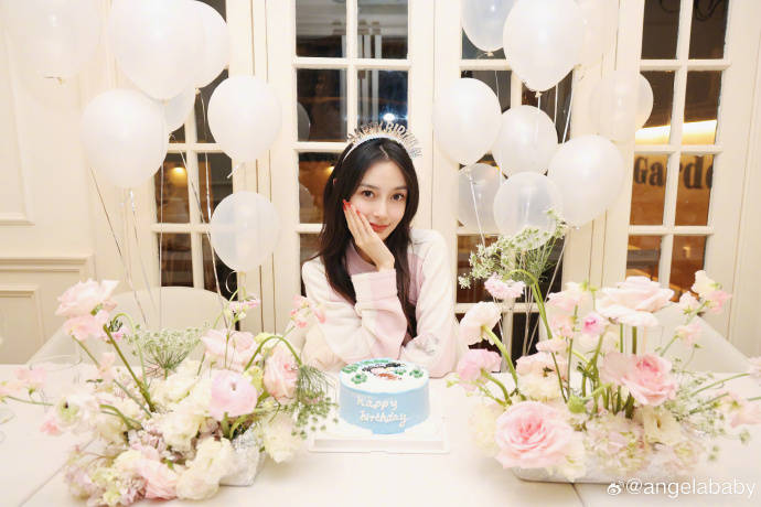 angelababy晒全家福庆生!