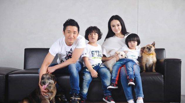 邹市明夫妇自家饭店应酬宾客,冉莹颖与男友人喝酒牵手性格豪爽_大哥