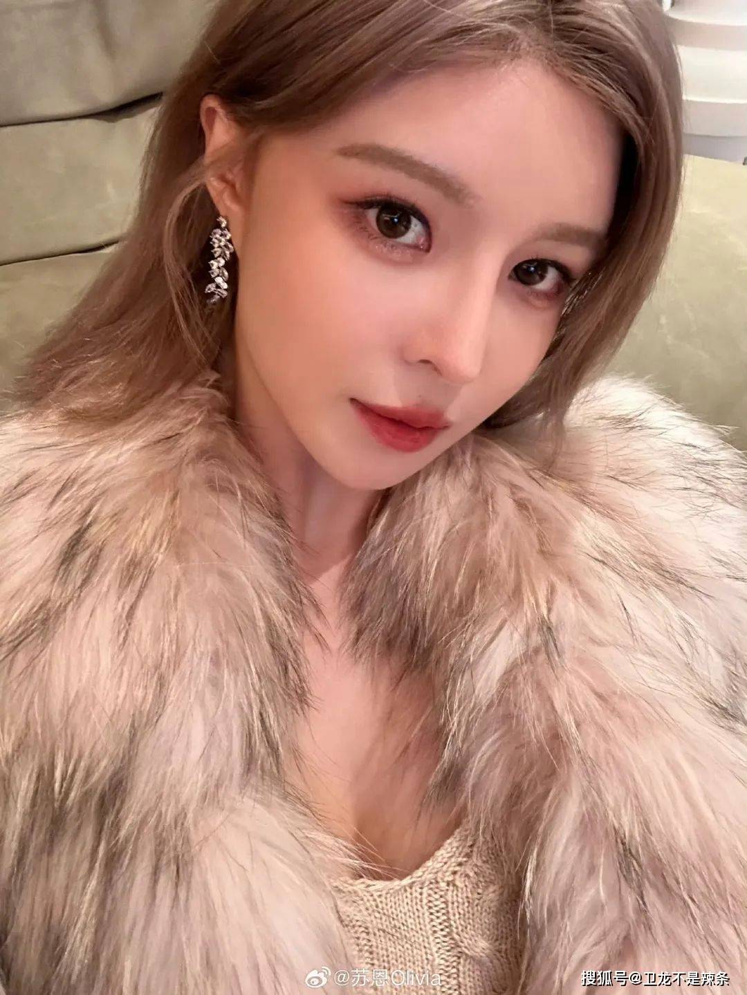 大哥送礼却遭删除,苏恩下跪道歉!_直播_刮痧_网友