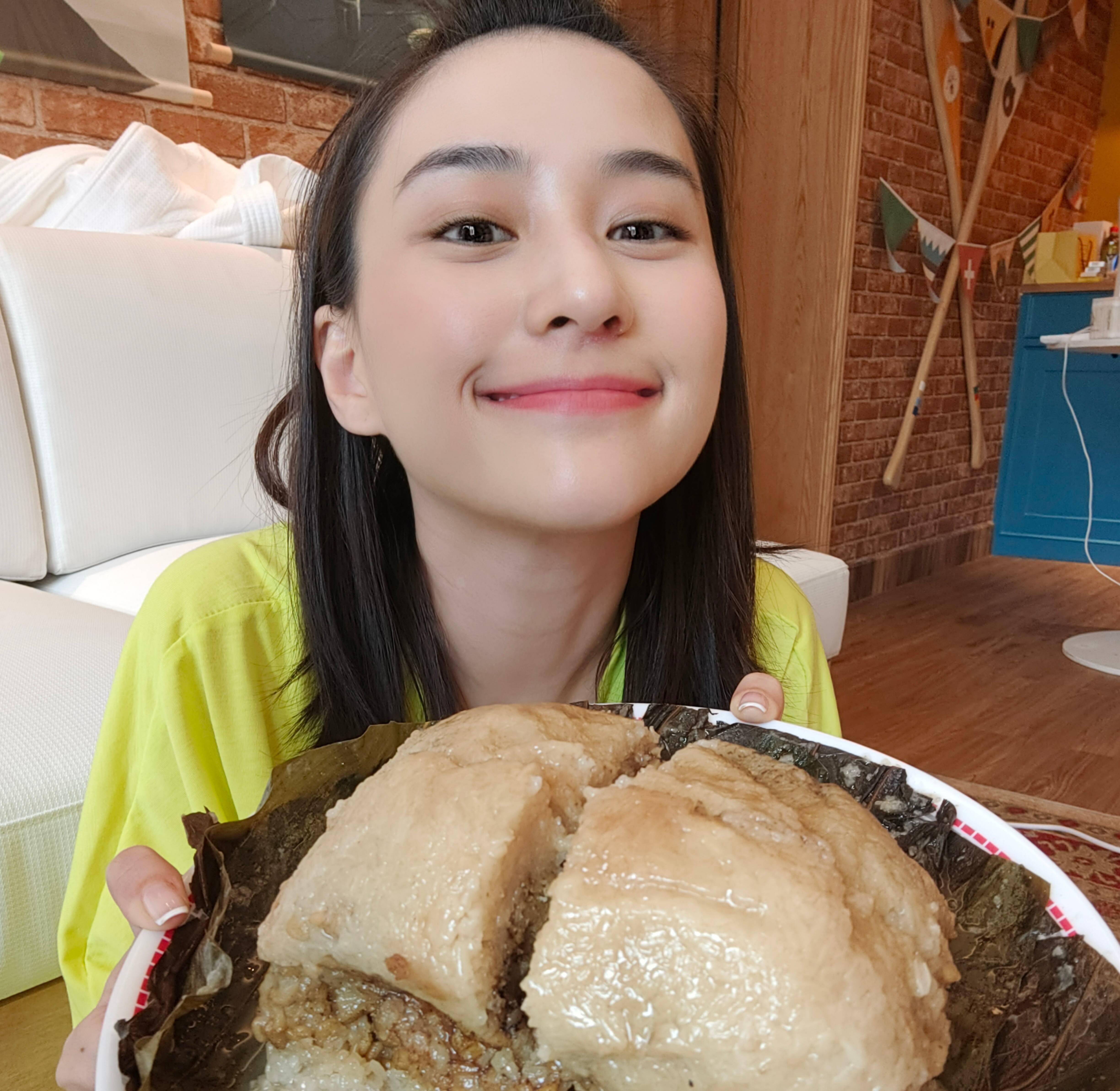 何超莲跟窦骁漂亮约定只吃西兰花,最后做成了芝士焗菜,该说不说,卖相