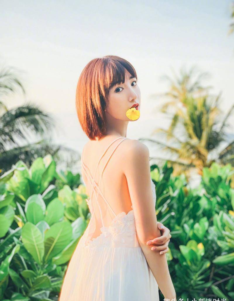毛晓彤晒迪士尼公主照,染红发配长裙,宛如刚从童话里走出来_形象_造型