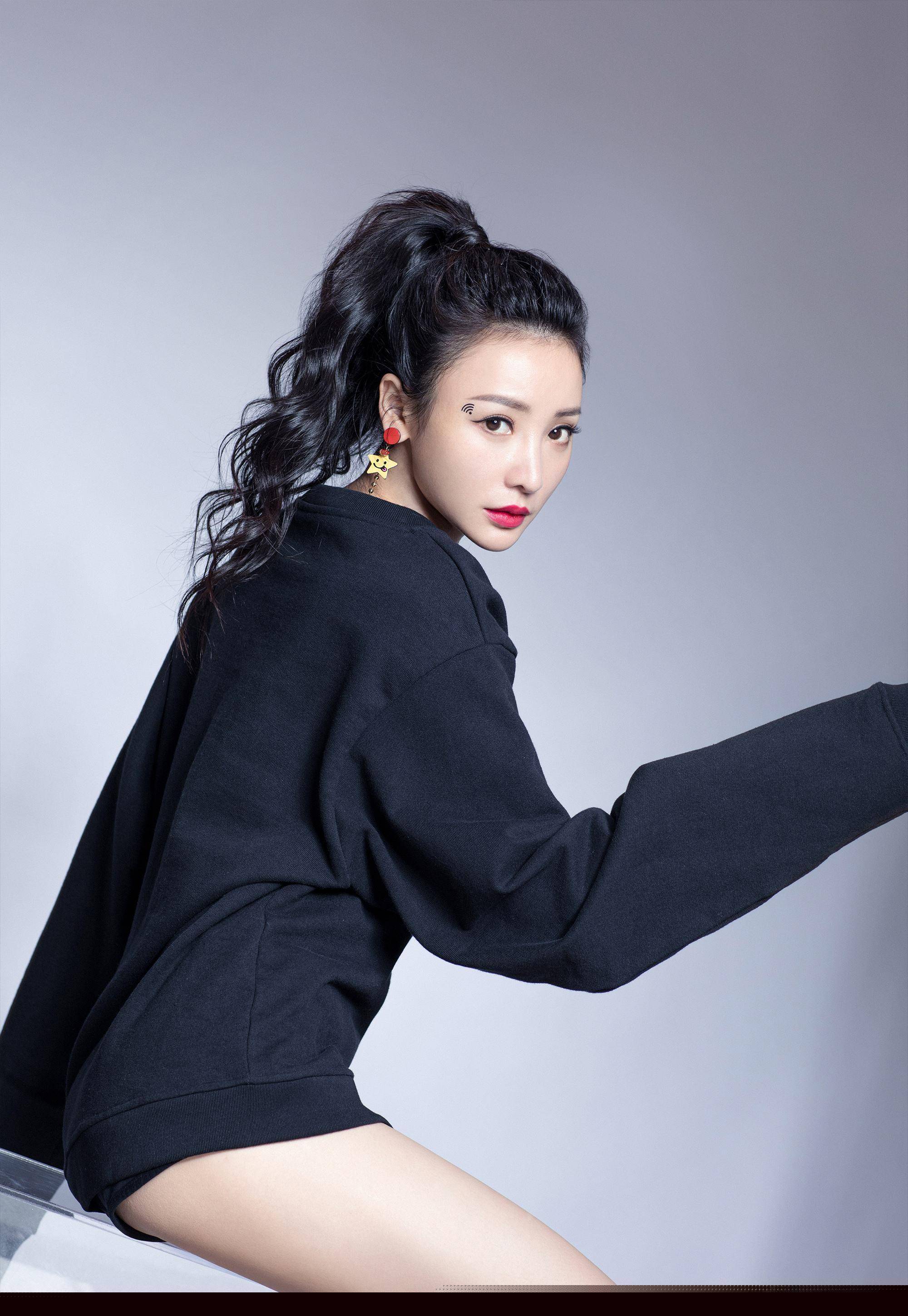 在日常生活中,带有蓬松度的马尾会显得青春无敌,而且比直发马尾看起来