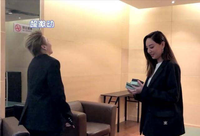 郑希怡刘雨昕终于见面,霸气姐姐追起星来也紧张,准备小礼物超用心
