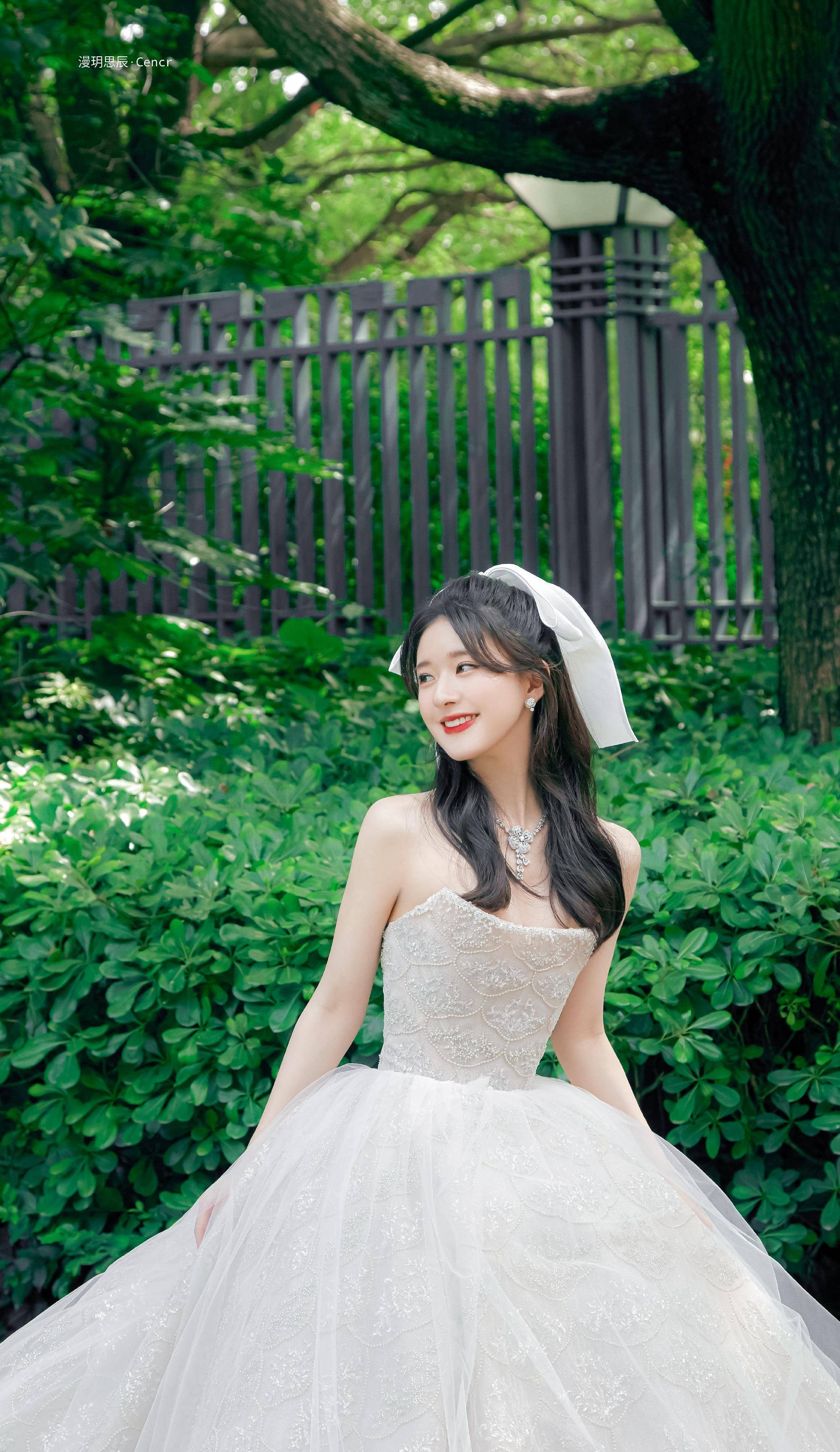 陈小纭变身白雪公主,赵露思笑起来好甜,热巴的迪士尼公主风太美_造型