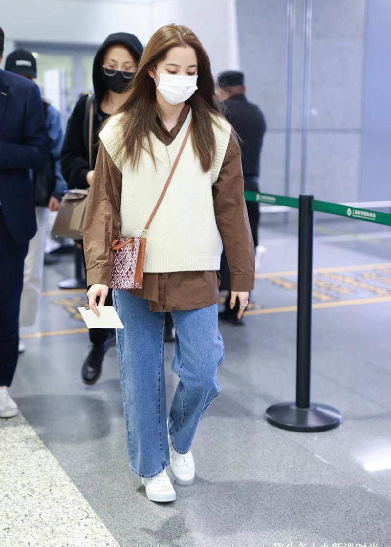 欧阳娜娜穿着朴素走机场,还是一眼被认出_造型_连衣裙_淑女
