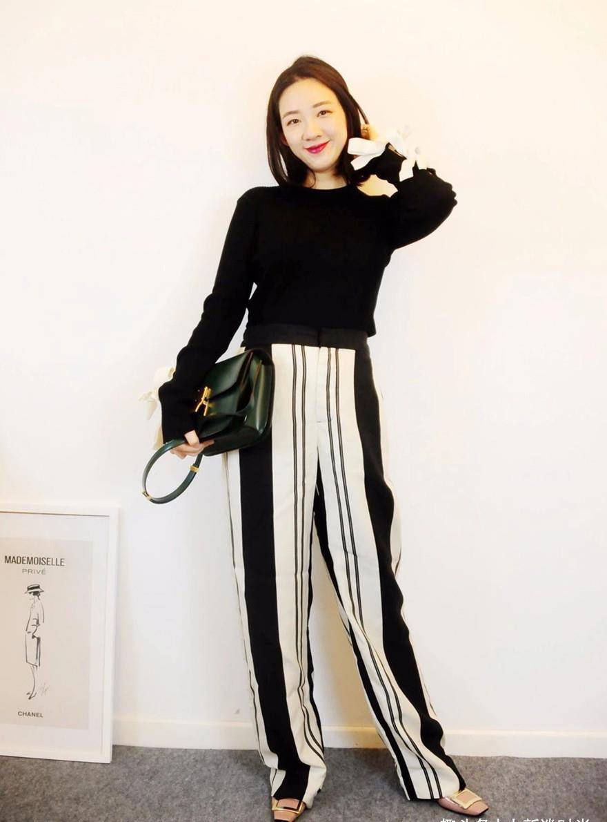 张蓝心走红毯气势十足,穿开叉抹胸装不嫌冷,身高175就是自信_身材