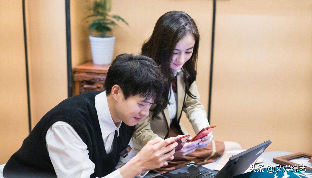 43岁秦岚接受魏大勋的爱,与小10岁男友现身海南,穿情侣装秀恩爱_姐姐