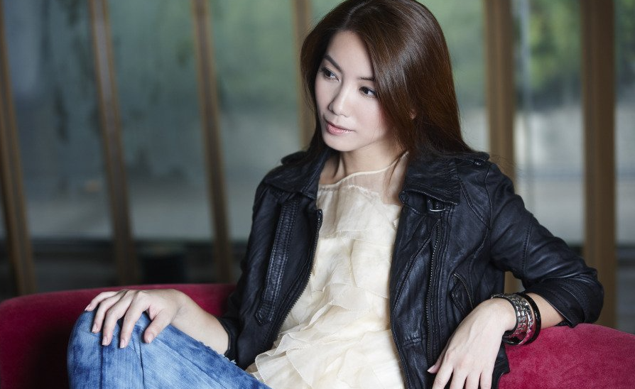 与剧里甜美的形象不同,现实生活中的林韦君,感情生活丰富到让人难以