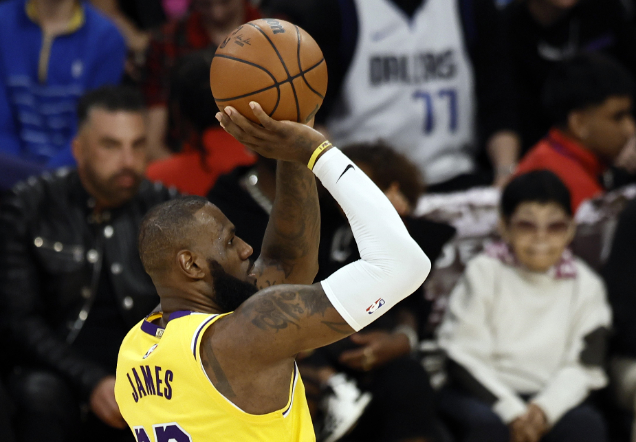 都说你靠身体打球,30岁就废了,如今10年过去,却还在巅峰_詹姆斯_球员