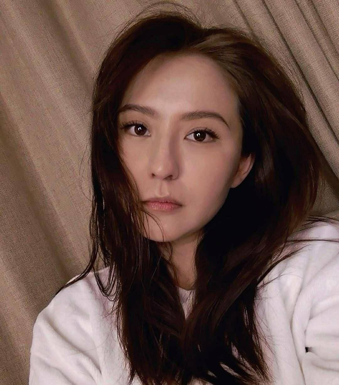 热依扎慈母心泛滥,分享女儿长痣惊喜,小家伙脸白白的,超软糯_女性_事