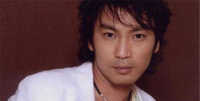 25年前,唱《九月九的酒》的陈少华被砍伤毁容,如今他过得怎样?