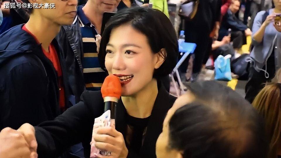 龙婷就是在一次晚上回家的路上,碰见在旺角街头卖唱的歌手,她发现虽然