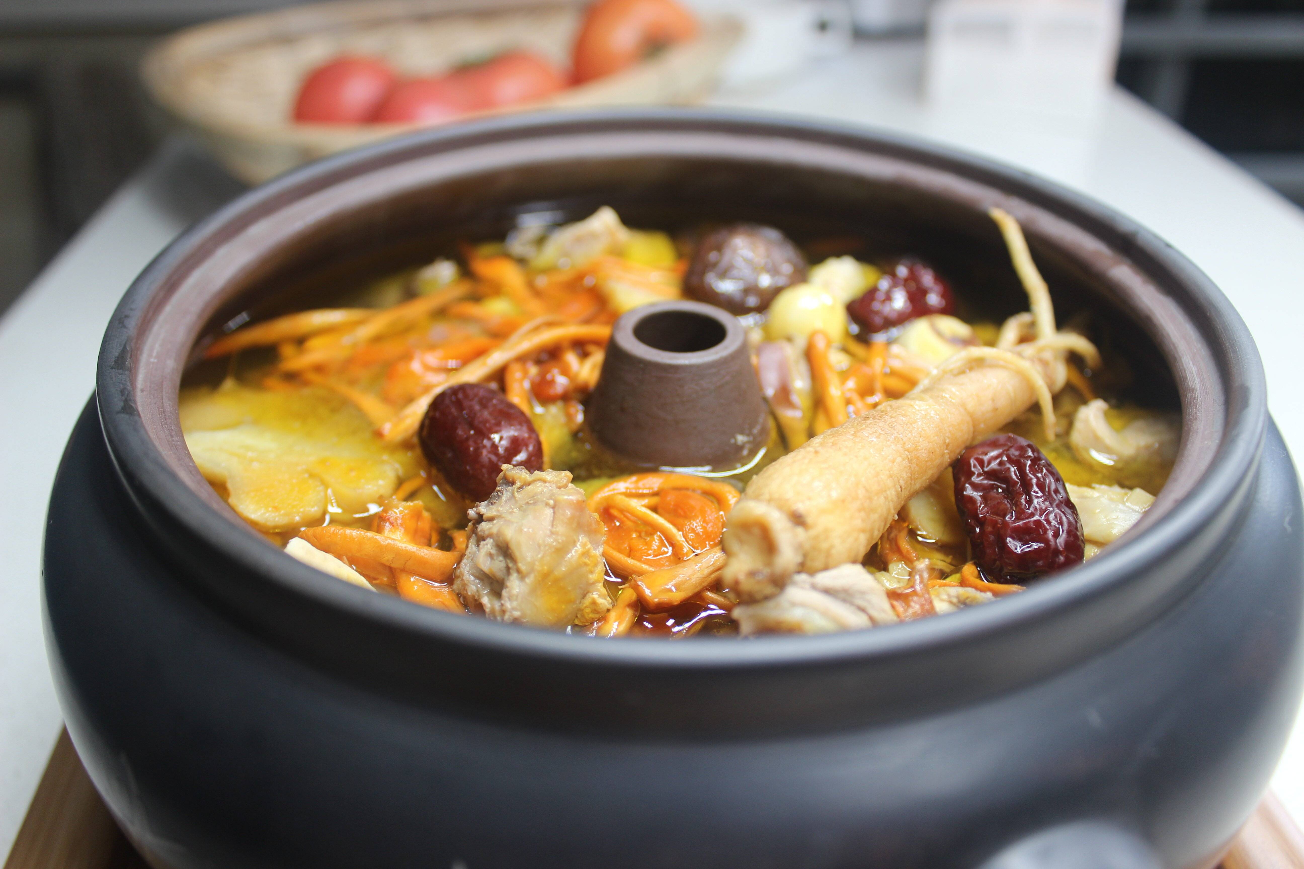 制而得名,而且在汽锅中别加入云南文山出产的珍贵药材"三七"制作而成