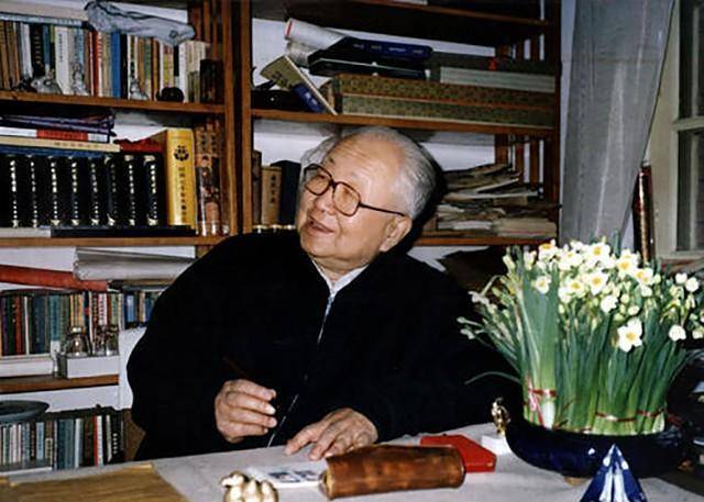 赵启功刚开始看了一下他的作品,觉得字写的实在一般,在这方面没有什么