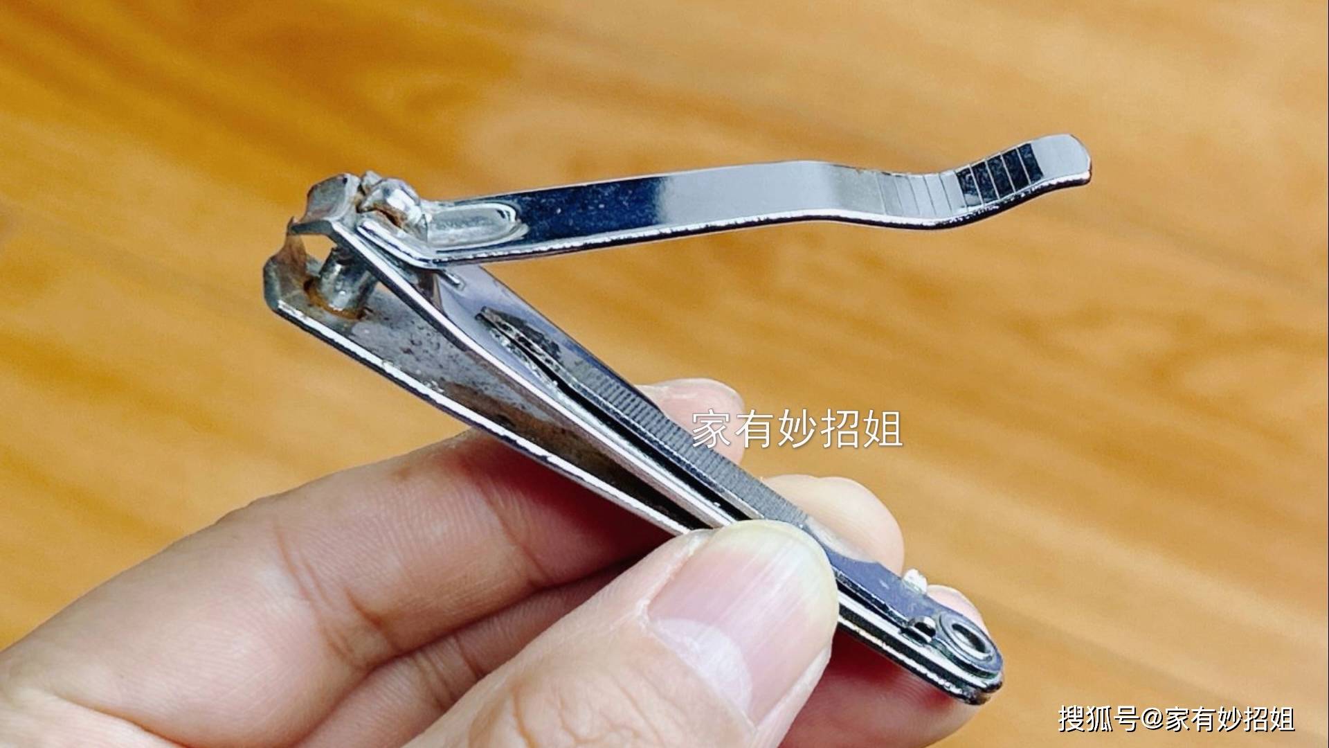 在生活中,我们经常需要使用到螺丝刀来帮助我们拧开一些螺丝.