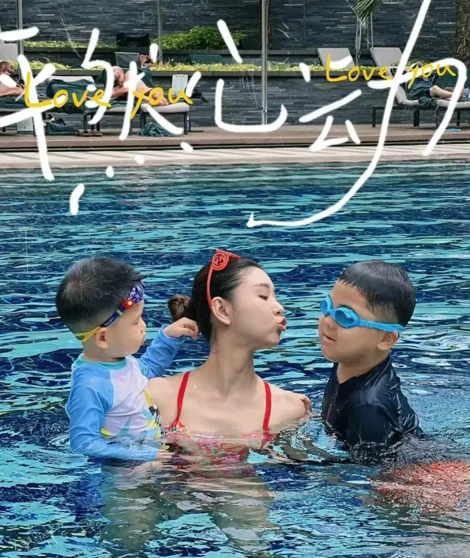 在这组照片中,李小萌与王雷夫妇携子女共享天伦之乐,一家四口在泳池边