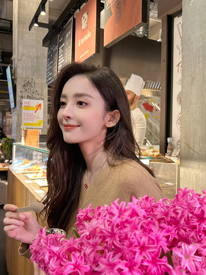 原创古力娜扎公开行程受期待秀性感小蛮腰嘟嘴卖萌宛如初恋