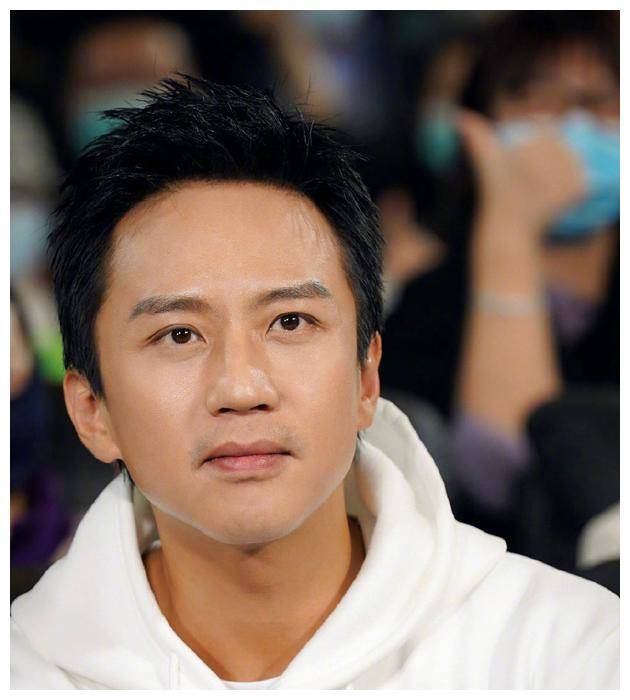 在这个多元化的时代,邓超的风格变迁和个人魅力重生,正是一个演员成长