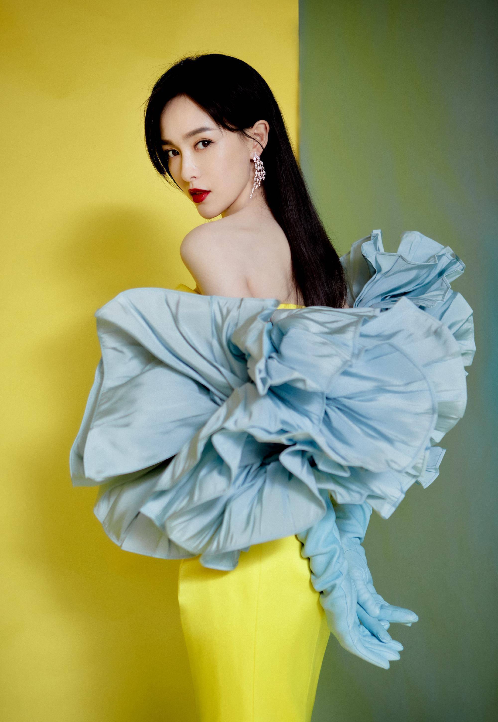 微博之夜红毯造型,唐嫣倪妮关晓彤孙俪周冬雨同穿黄色礼服,谁更美?