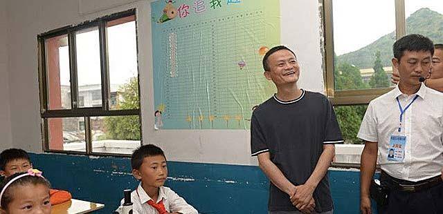 乡村女教师直播带大山孩子看海,马云突然出现,拉着她走向沙滩_明镜_彭