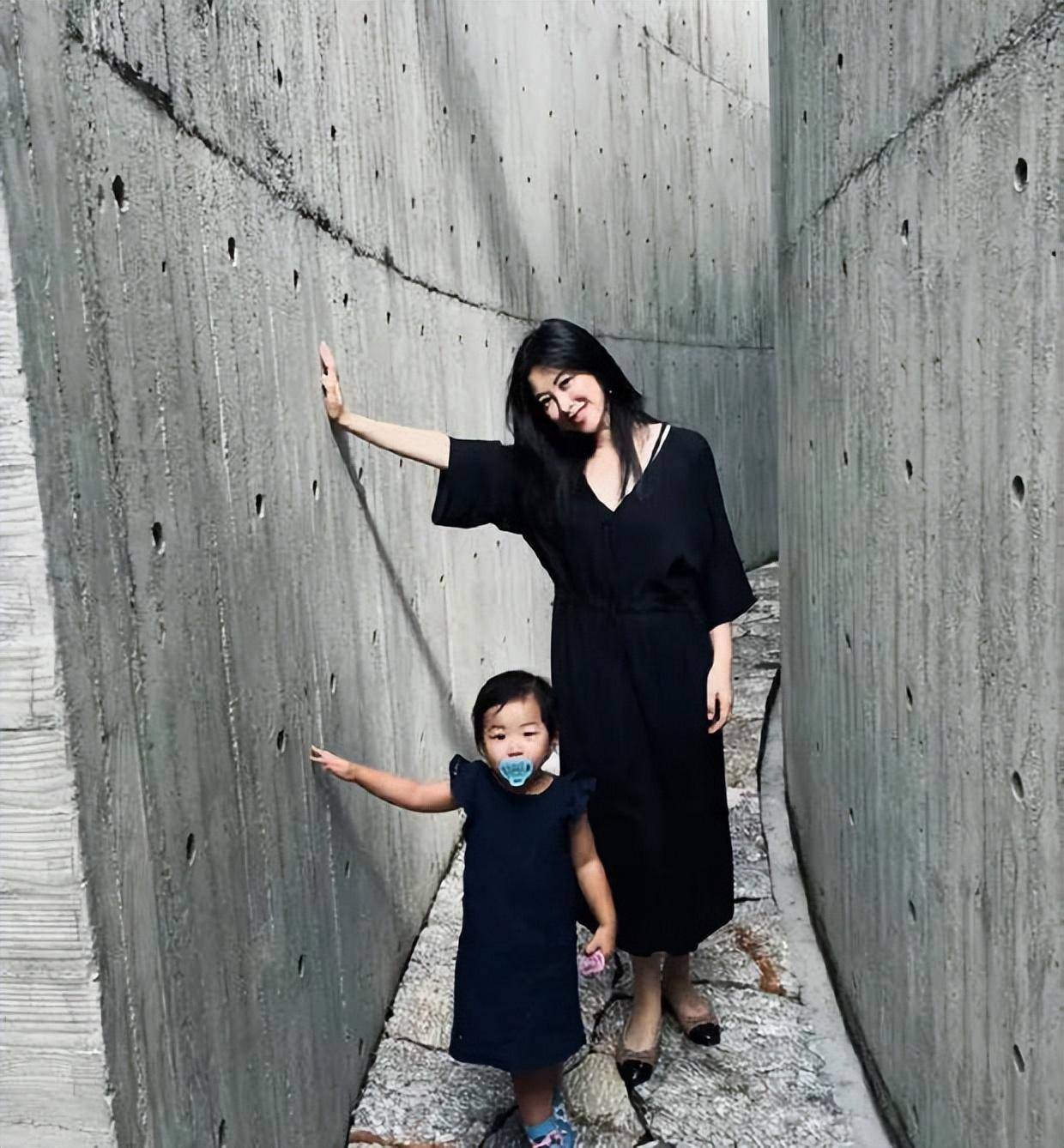 朱珠女儿珠宝近照释出 活泼俏皮梨涡完美遗传妈妈_镜头_家人_照片