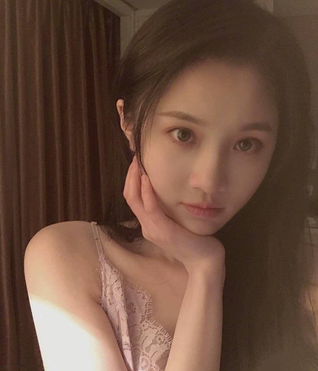 原创张慧雯近照白到发光晒天鹅腿为新剧宣传最低调的谋女郎要火了