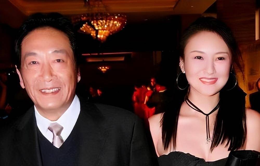 77岁王奎荣现状:白发老态坚持岗位,子女尚年幼,妻子仍风韵犹存_生活