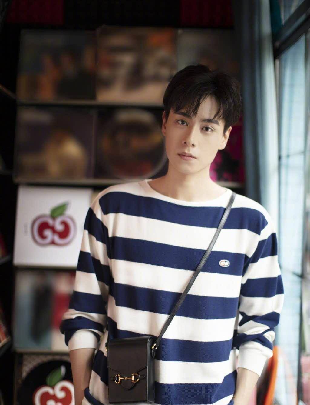 胡一天与女伴同行出入酒店,曾一起合作过《绝代双骄