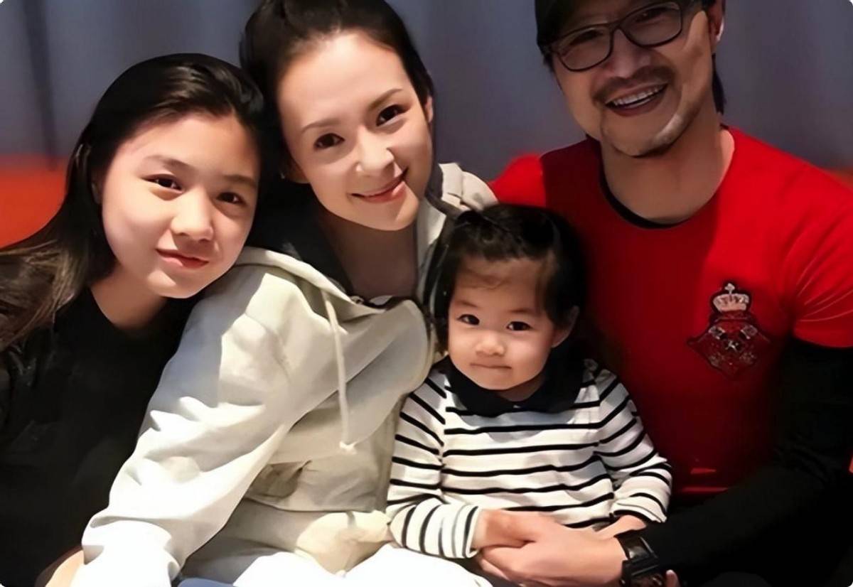 原创汪峰18岁女儿太早熟黑丝短裙曲线玲珑五官精致颜值不输章子怡