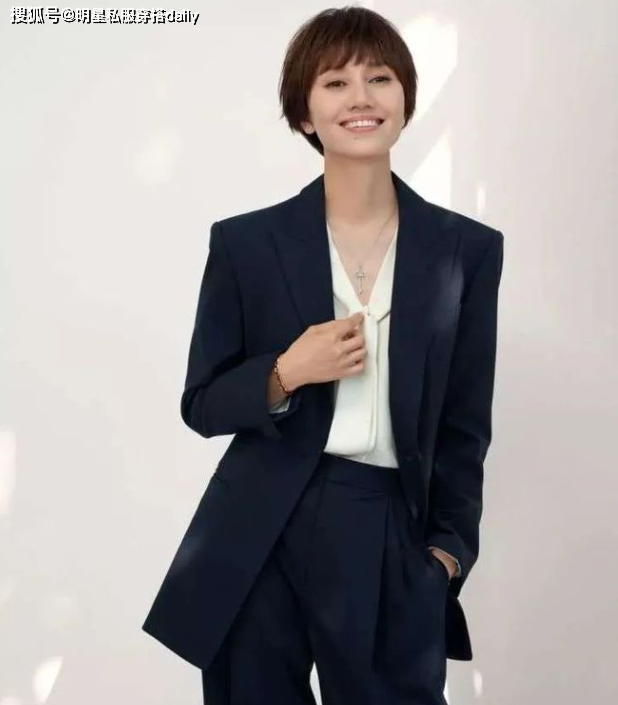 林允儿带火了简约穿搭:西装 衬衫 阔腿裤,33岁美出新高度