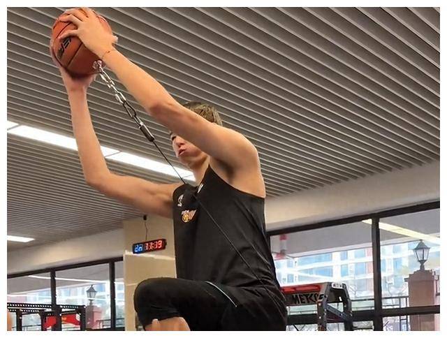 周琦备战,强化腿部力量,携新外援组成内线双塔挑战!_比赛_阶段_训练