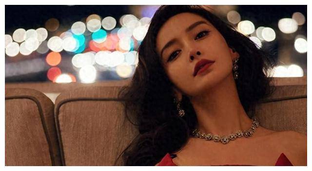 杨颖首次露面头发稀疏发际线高面貌全变狼狈不堪