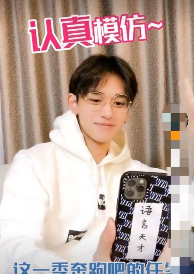 阵容官宣,蔡徐坤上演怼脸杀,我却被黄旭熙素颜惊到_状态_视频_baby