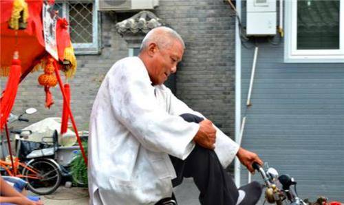 最初有人也是因为"爱新觉罗"这个名号才选择安林的三轮车,安林也使用