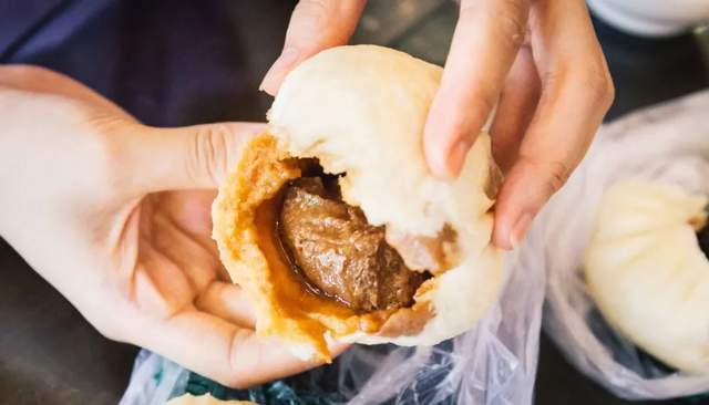 安乐园◆吸饱肉汁的包子皮松软弹性,半个拳头大小的肉馅塞满整个