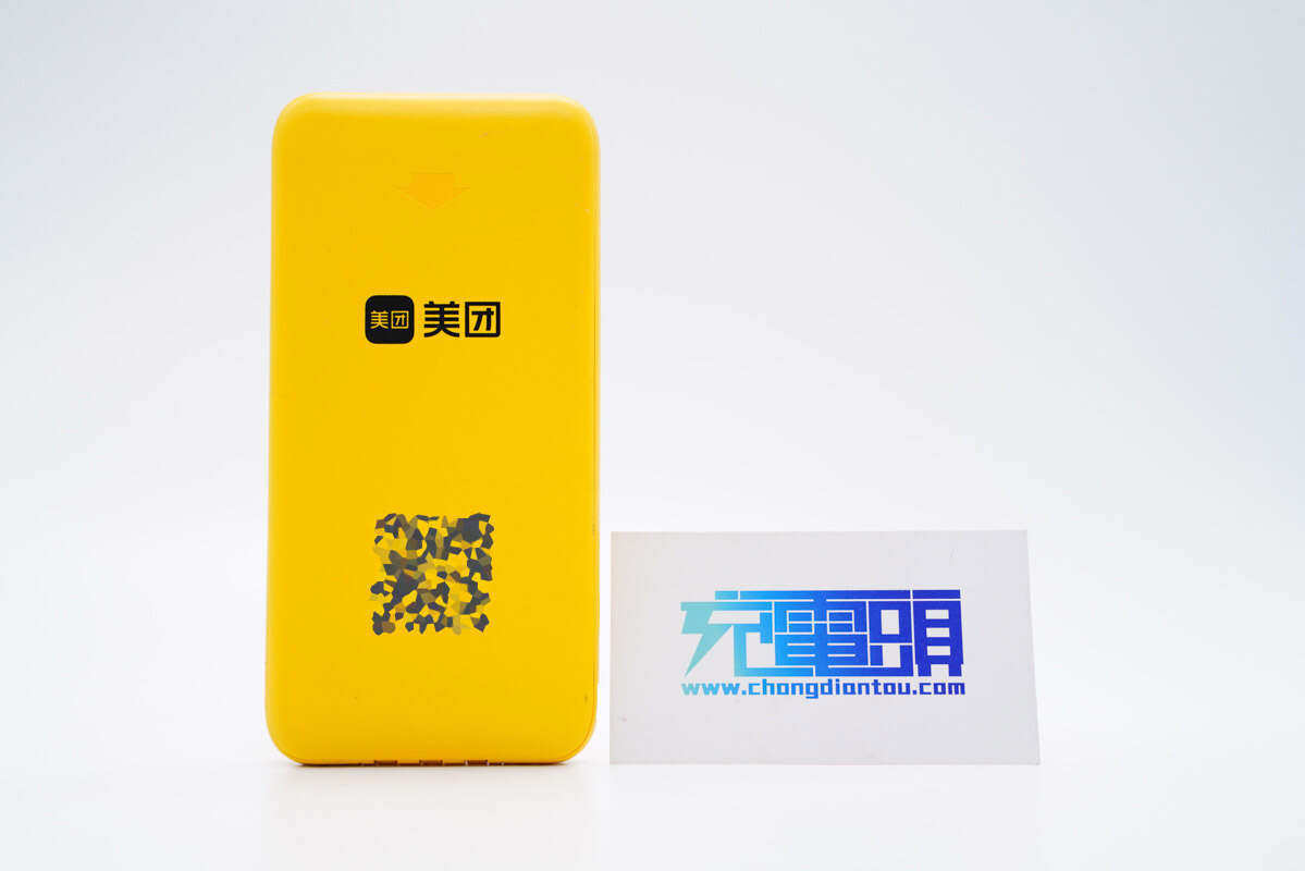 美团共享充电宝具备主流5000mah容量,支持机柜接触充电和usb-c充电