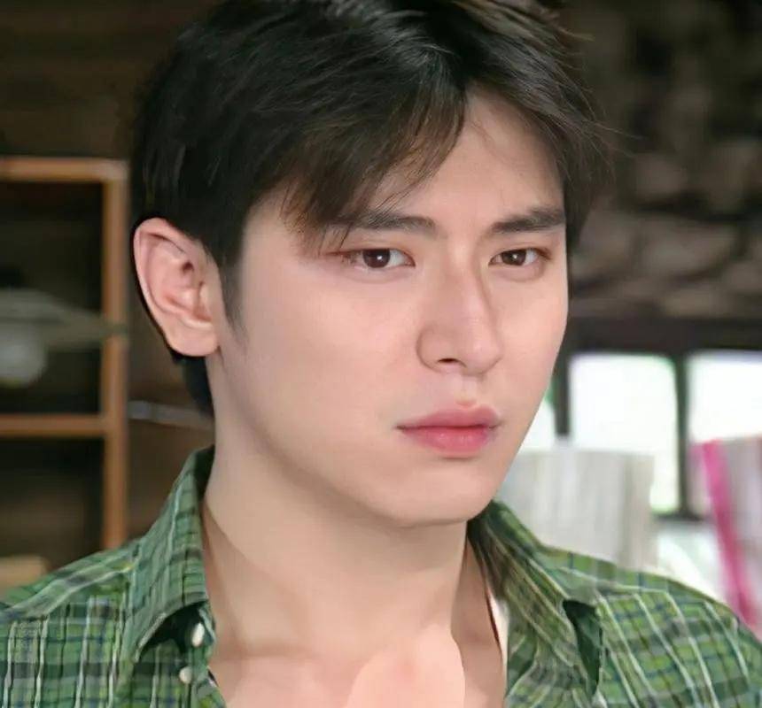 他是台湾知名男星,却被前妻"陷害"多年,现任妻子是他的救赎_陈冠霖