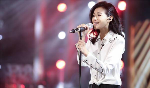 胡杏儿晒照庆结婚纪念日,幸福小女人模样让人羡慕!_工作_老公_儿子