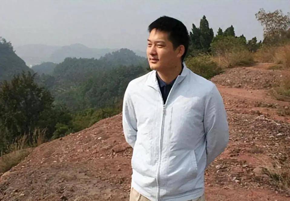 决赛前,时任围棋协会的常昊,走到棋迷中间,与女子围棋世界冠军徐莹一