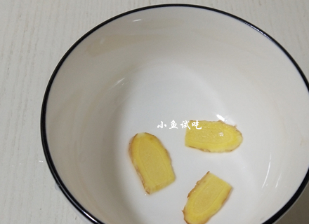 3,锅中放入水,先下入肉丸煮熟,手工制作的肉丸本身就是熟的,再稍加煮