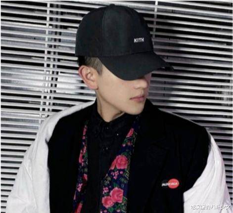 网红郝一点晒度假照,林锡数次露脸长相均不一样,网友质疑"霸总"角色被