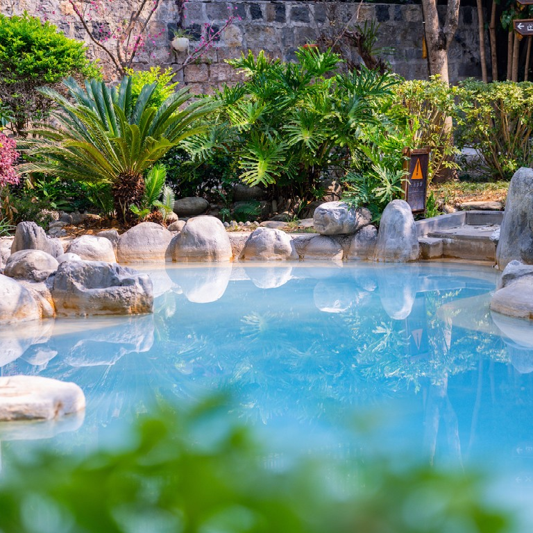 02/ 热海·美女池温泉碧水蓝天涧热海温泉雾气袅袅绿荫攒动,游弋天地