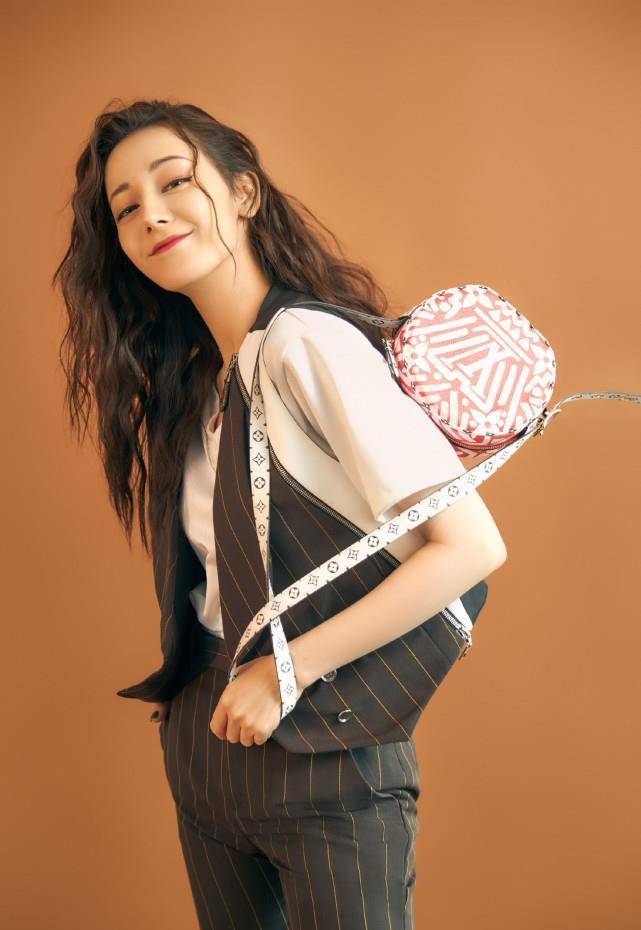 迪丽热巴解锁卷发造型,复古裤装魅力十足,漂亮的李慧珍回来了_镜头