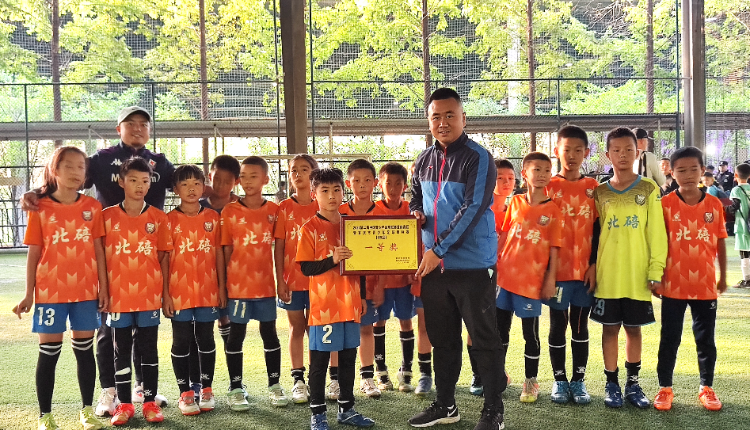 北碚区金兴小学足球队教练杨浩峰:育好苗子 成就孩子们的足球梦